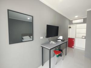 Maribago的住宿－CASABLU HOTEL&RESORT，客房设有一张带电视和镜子的书桌。