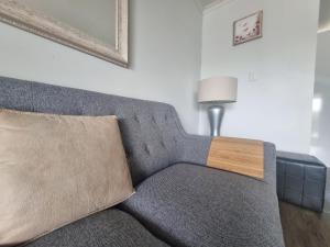 Posezení v ubytování Residential two-bedroom unit on The Strand, self-check in, Wi-fi