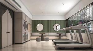 Zimmer mit einem Fitnessraum mit Laufband und Spiegeln in der Unterkunft MSW Hotel Changzhou in Changzhou