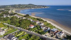 uma vista aérea de uma cidade e da praia em The Artist Residence Dublin em Sutton