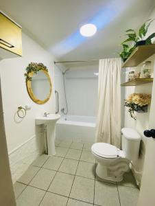 łazienka z toaletą i umywalką w obiekcie Alojamiento Casa Nordica w mieście Taltal