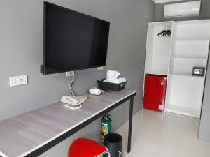 Maribago的住宿－CASABLU HOTEL&RESORT，一间带电视和红椅的客厅