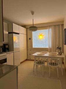 una cocina con una mesa con una estrella en la ventana en Spacious apartment for 5 next to the train station, en Rovaniemi