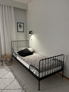 1 dormitorio con 1 cama en una habitación con lámpara en Spacious apartment for 5 next to the train station, en Rovaniemi