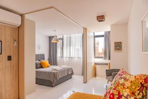 um quarto com uma cama e uma cadeira num quarto em Neuquen Torre Eleganza em Neuquén