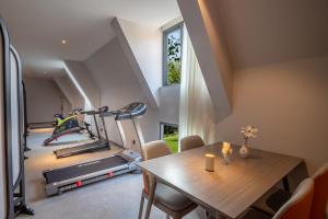 un gimnasio hogareño con mesa y cinta de correr en Luzhou Baian Smart Hotel, en Luzhou