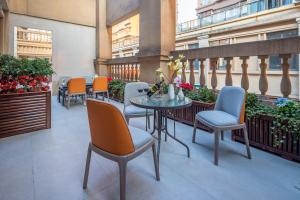 a group of chairs and a table on a balcony at Luzhou Baian Smart Hotel in Luzhou