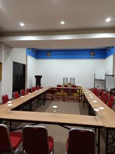 パダンにあるSurya Palace Syariahの会議室(長いテーブル、赤い椅子付)
