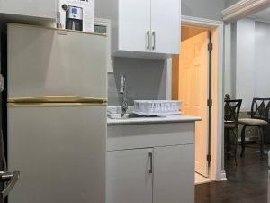 cocina con nevera blanca y fregadero en Downtown apartment 2/3 people ., en Bowmanville