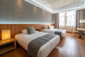 Postel nebo postele na pokoji v ubytování Lin Yin Art Hotel Shanghai（Pudong airport）