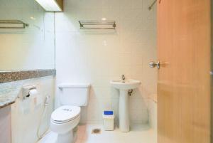 łazienka z toaletą i umywalką w obiekcie Wish Inn Ratchaprasong - Chidlom วิช อินน์ ราชประสงค์ ชิดลม w mieście Makkasan