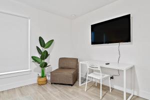 New 3-bed 2-bath West Palm Beach Vacation Home tesisinde bir televizyon ve/veya eğlence merkezi