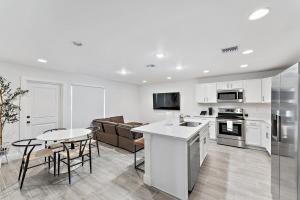 New 3-bed 2-bath West Palm Beach Vacation Home tesisinde mutfak veya mini mutfak