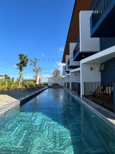 una piscina frente a un edificio en RiWin Hotel Pleiku, en Plei Brêng 32 fotos más