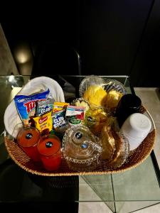 una cesta de comida encima de una mesa de cristal en All in Motel, en Garanhuns