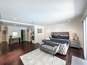 a large bedroom with a bed and a couch at Charming 6BR Family Home with Private Pool -ENC-UC in Los Angeles