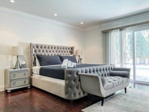 1 dormitorio con 1 cama grande y 1 silla en Charming 6BR Family Home with Private Pool -ENC-UC, en Los Ángeles