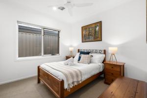Bella Beach Resort - An Oasis on the Bellarine with heated pool في سانت ليوناردز: غرفة نوم بها سرير ونافذة +19 صورة