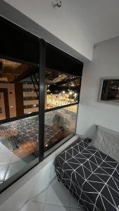 若昂佩索阿的住宿－Europa Vista Mar，客房设有床和大窗户。