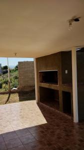 um quarto vazio com lareira numa casa em El Roble, casa de sierra em Estancia Vieja