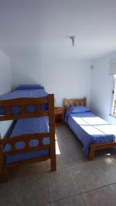 duas camas sentadas num quarto com em El Roble, casa de sierra em Estancia Vieja