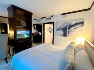 Voodi või voodid majutusasutuse Boutique Suites 3 min walk to beach toas
