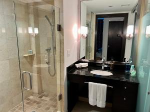 Vannituba majutusasutuses Boutique Suites 3 min walk to beach