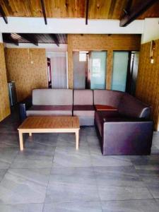 Club Fiji Resort في نادي: غرفة معيشة مع أريكة وطاولة قهوة