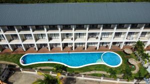 - une vue sur un grand bâtiment avec une piscine dans l'établissement Abraham Bohol, à Panglao