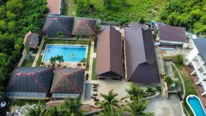 una vista aérea de una casa con piscina en Abraham Bohol en Panglao City