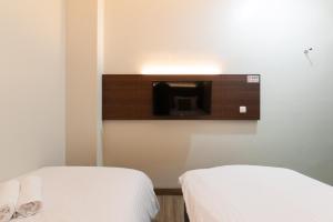 Voodi või voodid majutusasutuse Urbanview Hotel Cengkareng Jakarta by RedDoorz toas