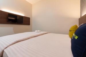 Voodi või voodid majutusasutuse Urbanview Hotel Cengkareng Jakarta by RedDoorz toas