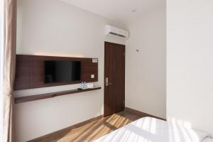 Televiisor ja/või meelelahutuskeskus majutusasutuses Urbanview Hotel Cengkareng Jakarta by RedDoorz