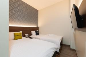 Voodi või voodid majutusasutuse Urbanview Hotel Cengkareng Jakarta by RedDoorz toas