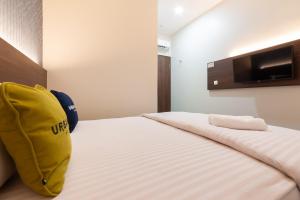 Voodi või voodid majutusasutuse Urbanview Hotel Cengkareng Jakarta by RedDoorz toas