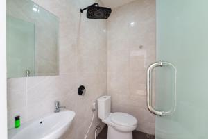 Vannituba majutusasutuses Urbanview Hotel Cengkareng Jakarta by RedDoorz
