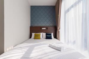 Voodi või voodid majutusasutuse Urbanview Hotel Cengkareng Jakarta by RedDoorz toas