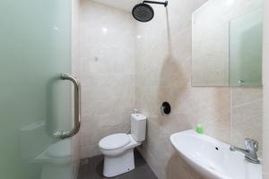 Vannituba majutusasutuses Urbanview Hotel Cengkareng Jakarta by RedDoorz