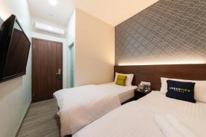 Voodi või voodid majutusasutuse Urbanview Hotel Cengkareng Jakarta by RedDoorz toas