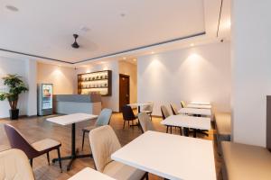 Istumisnurk majutusasutuses Urbanview Hotel Cengkareng Jakarta by RedDoorz