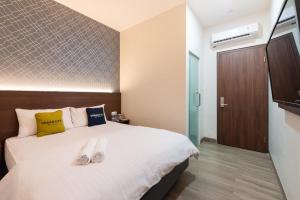 Voodi või voodid majutusasutuse Urbanview Hotel Cengkareng Jakarta by RedDoorz toas