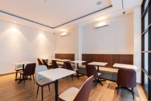 Istumisnurk majutusasutuses Urbanview Hotel Cengkareng Jakarta by RedDoorz