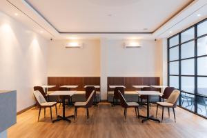 Istumisnurk majutusasutuses Urbanview Hotel Cengkareng Jakarta by RedDoorz