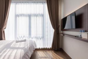 Televiisor ja/või meelelahutuskeskus majutusasutuses Urbanview Hotel Cengkareng Jakarta by RedDoorz