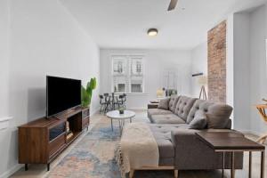 シンシナティにあるCharming Mt. Adams 1BR - Near Downtown & Stadiumsのソファと薄型テレビのあるリビングルーム