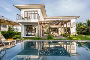 una villa con piscina e una casa di Andochine Villas Resort & Spa Phu Quoc - All Villas with Private Pool a Phu Quoc