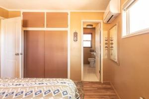 Ein Bett oder Betten in einem Zimmer der Unterkunft Joshua Tree Bugalow - Downtown