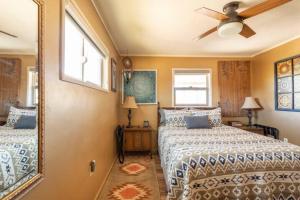 Ein Bett oder Betten in einem Zimmer der Unterkunft Joshua Tree Bugalow - Downtown