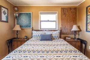 Ein Bett oder Betten in einem Zimmer der Unterkunft Joshua Tree Bugalow - Downtown