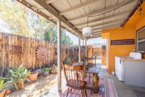 Ein Balkon oder eine Terrasse in der Unterkunft Joshua Tree Bugalow - Downtown